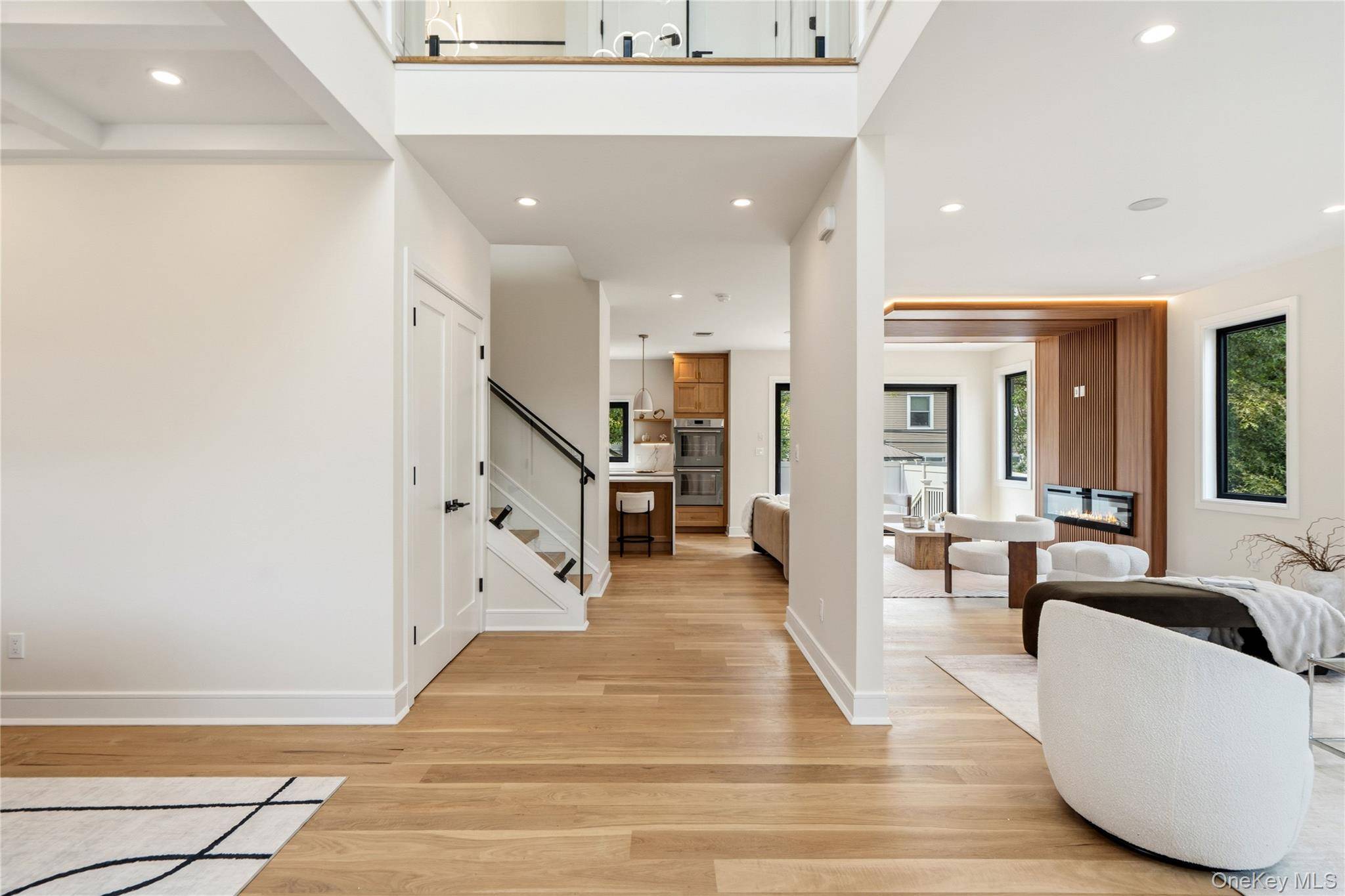 30 Hedge LN, Westbury, NY 11590