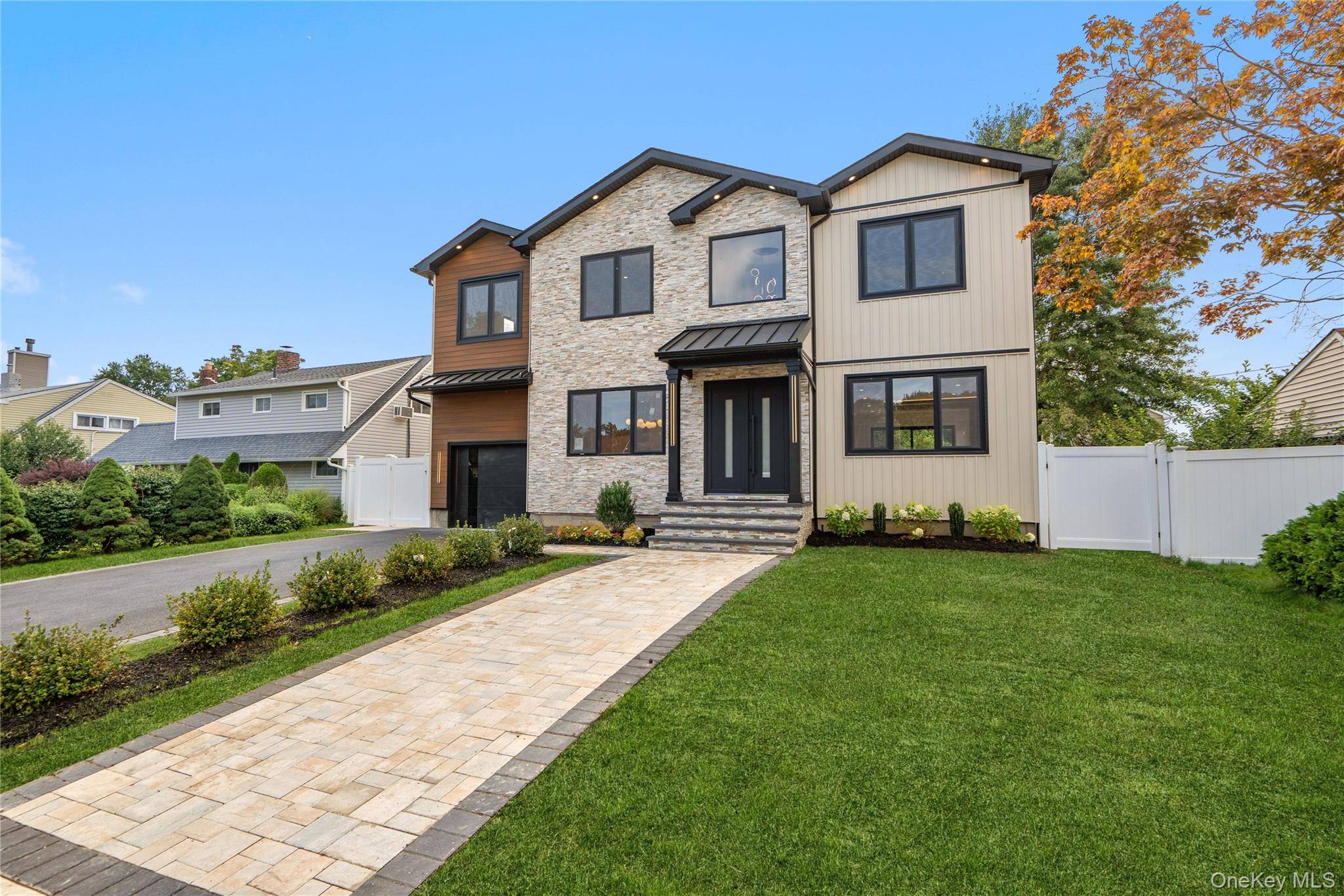 30 Hedge LN, Westbury, NY 11590
