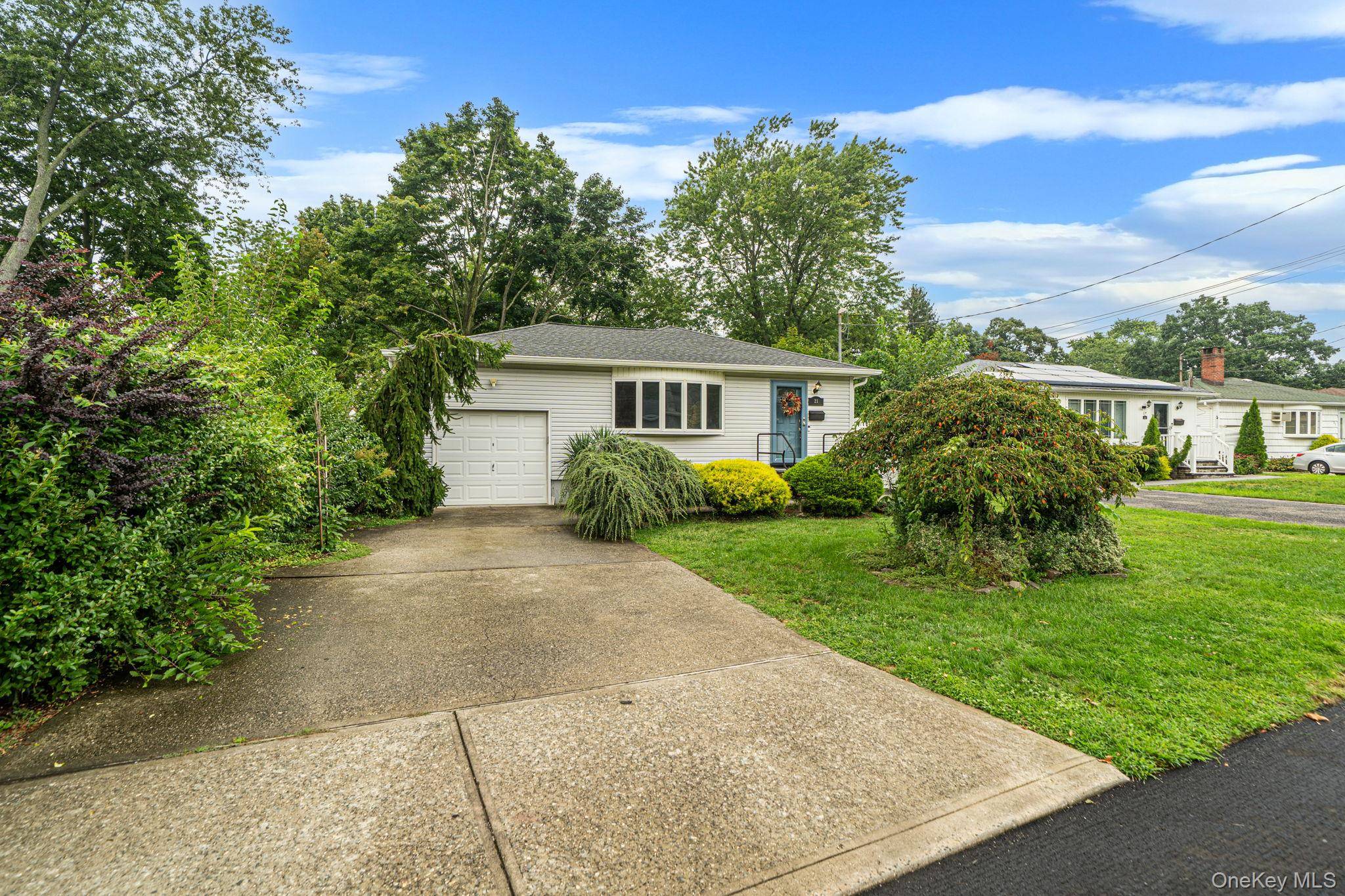 21 Pearsall PL, Deer Park, NY 11729