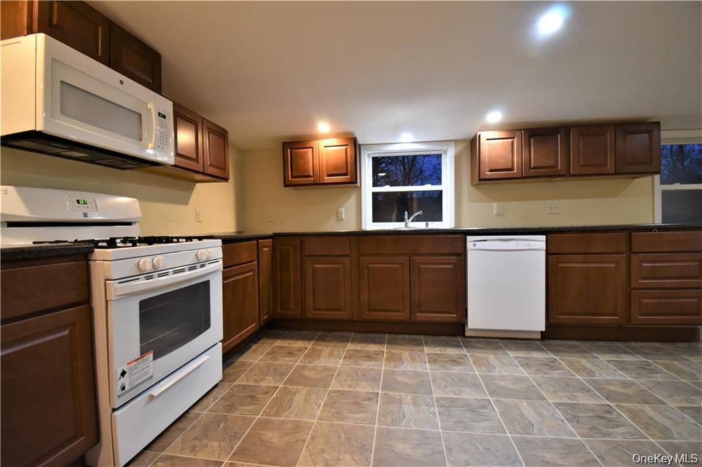 29 Oregon TRL, Pine Bush, NY 12566