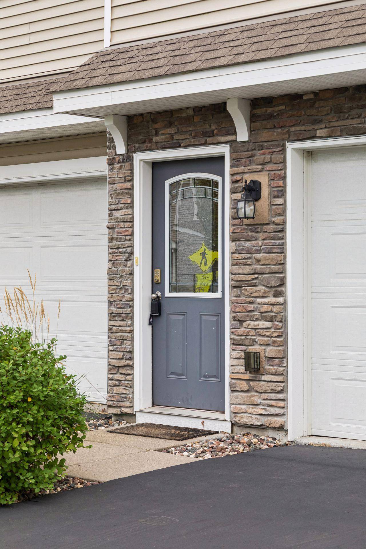 8757 Granite LN, Woodbury, MN 55129