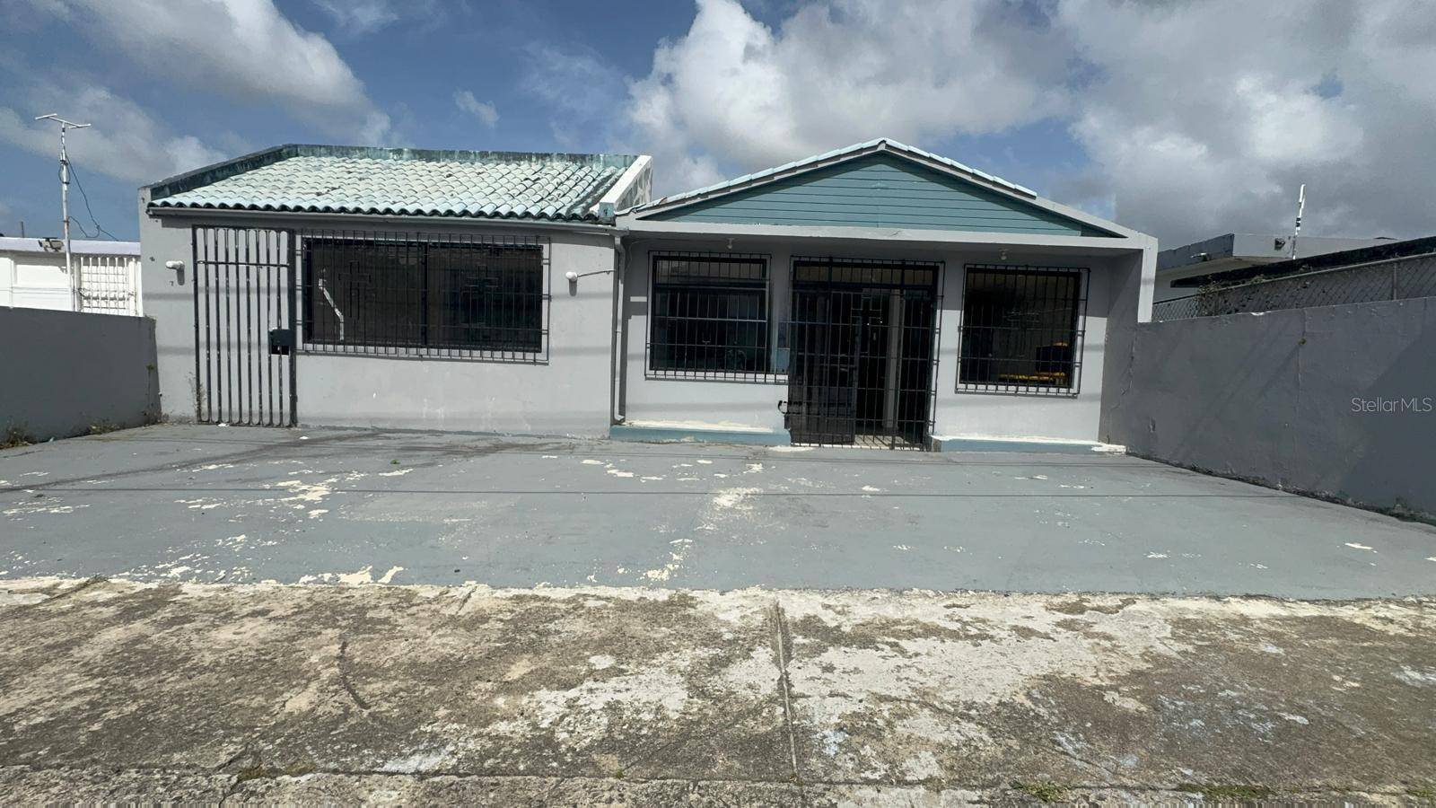 16 URB PARQUE ECUESTRE #L-5, Carolina, PR 00987