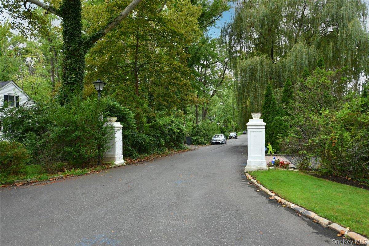 12 HUTCHINSON CT, Great Neck, NY 11023