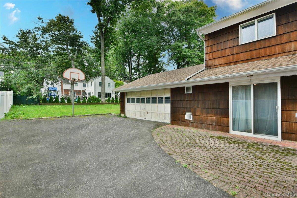12 HUTCHINSON CT, Great Neck, NY 11023