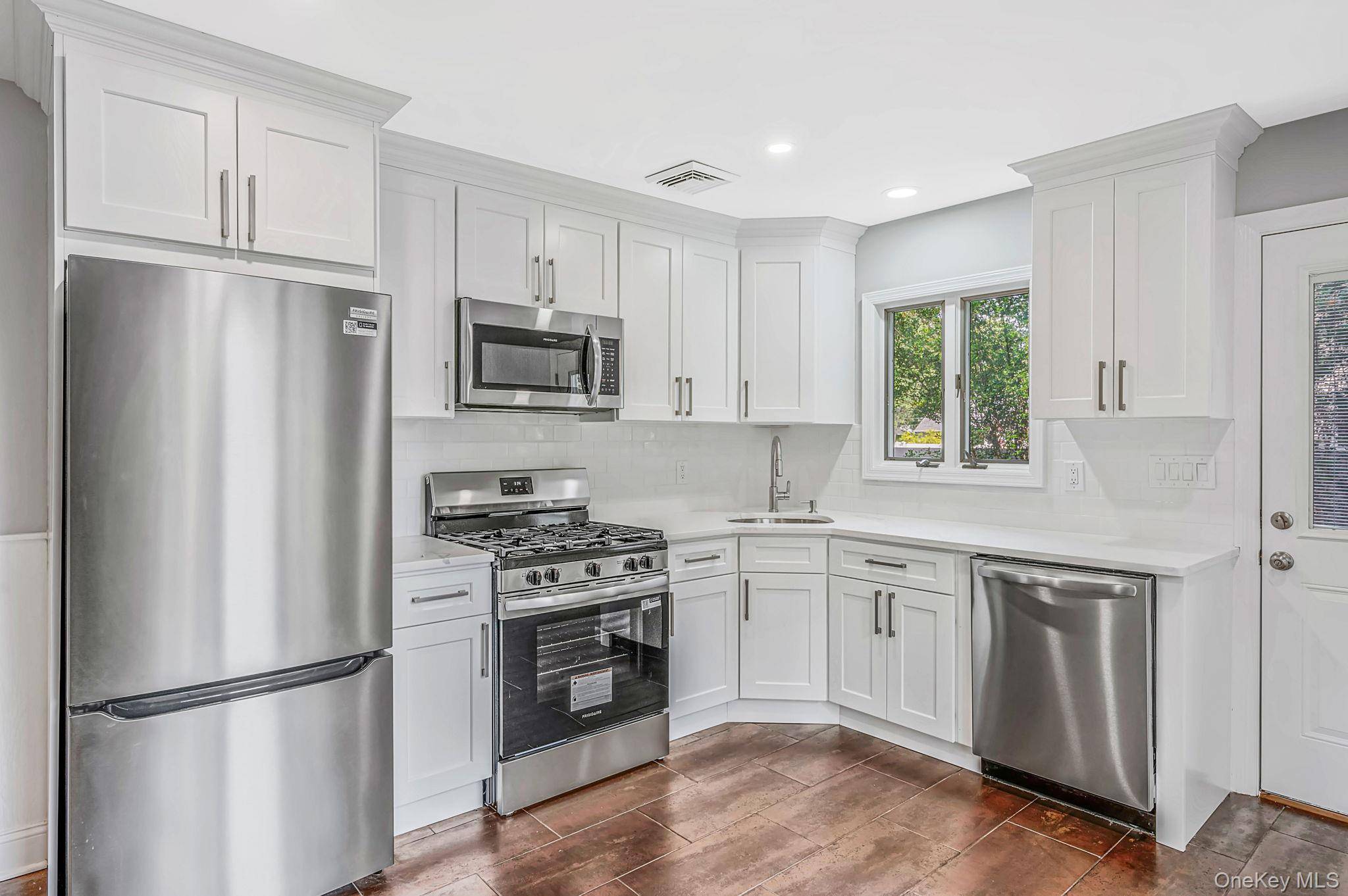 194 Phyllis DR, Patchogue, NY 11772