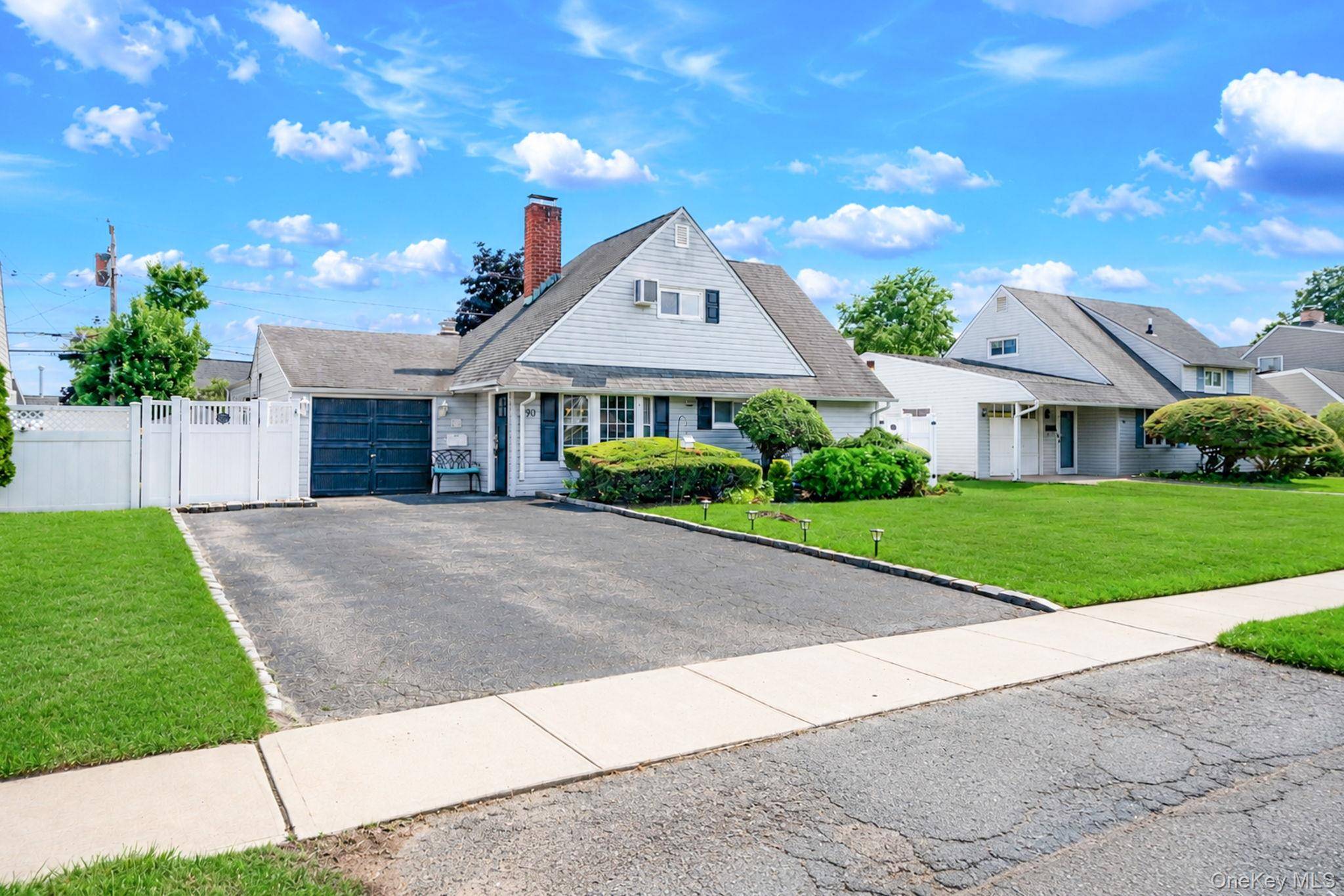 90 TWIN LN, Wantagh, NY 11793