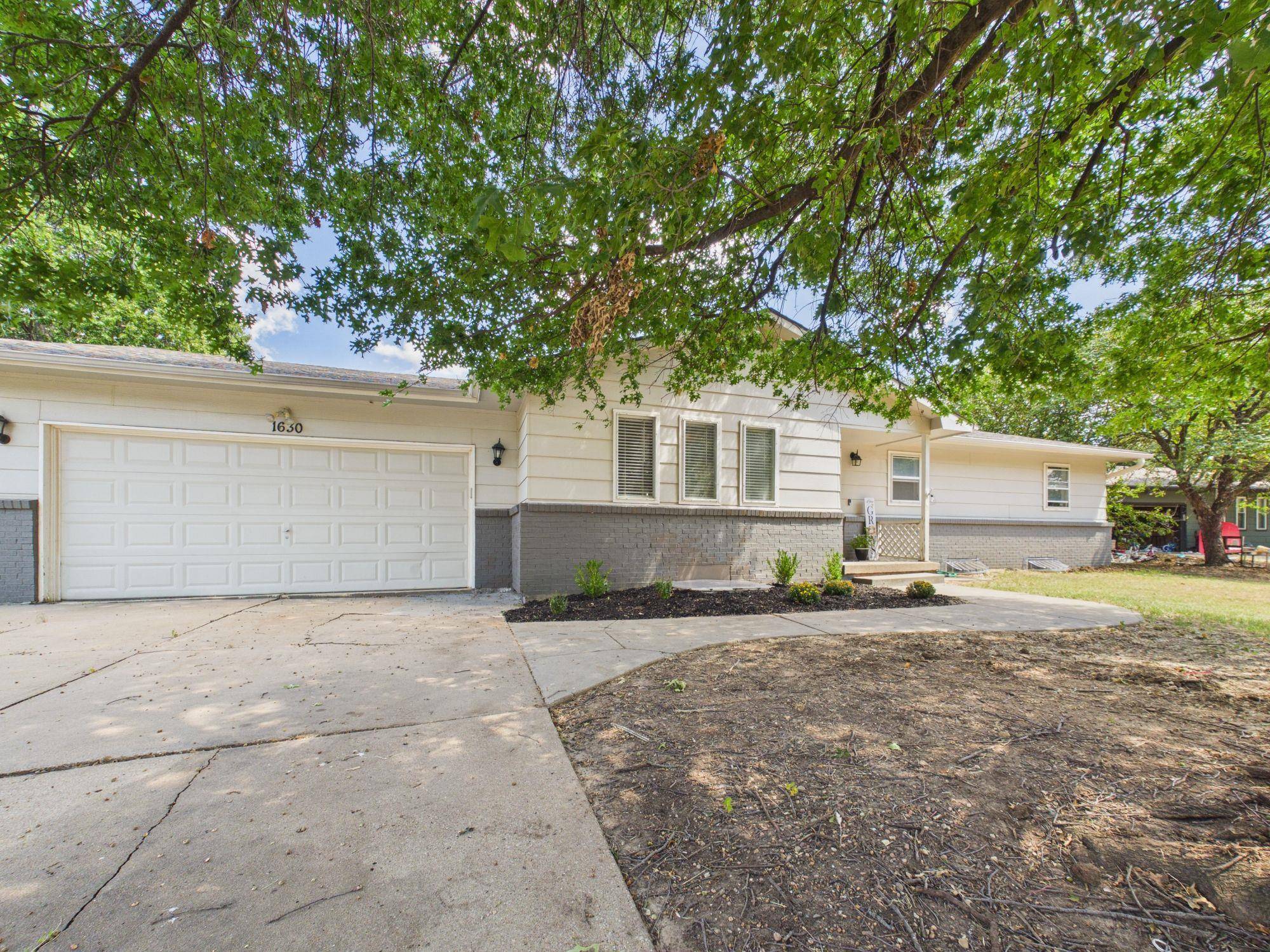 1630 Pin Oak Ct, Rose Hill, KS 67133