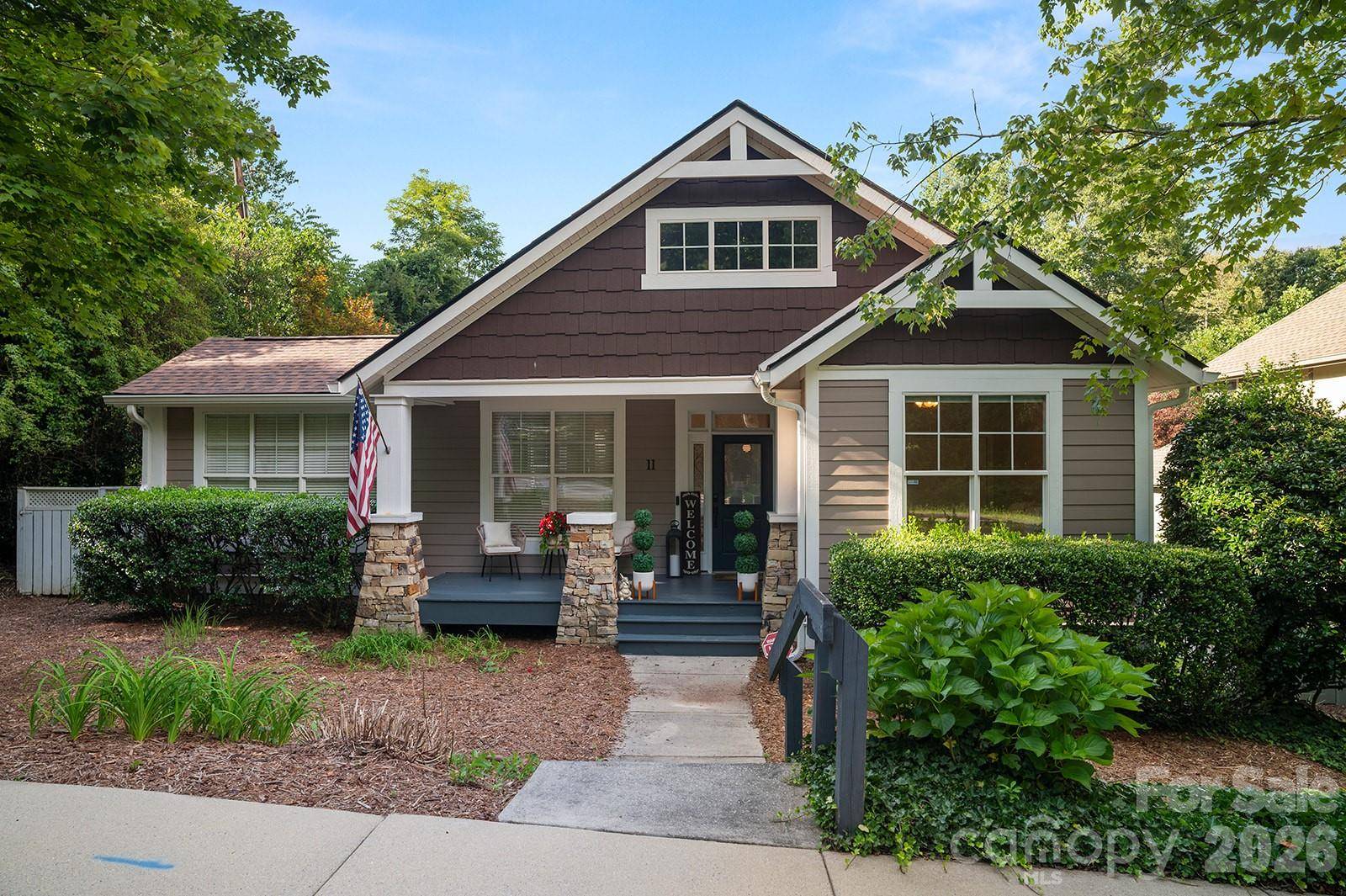 11 Town CIR, Flat Rock, NC 28731
