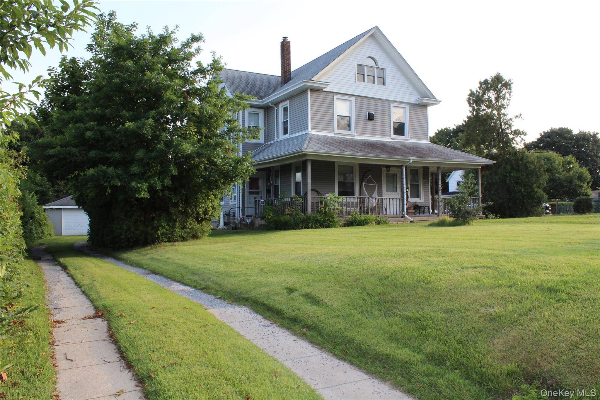 64 Old Dock RD, Kings Park, NY 11754