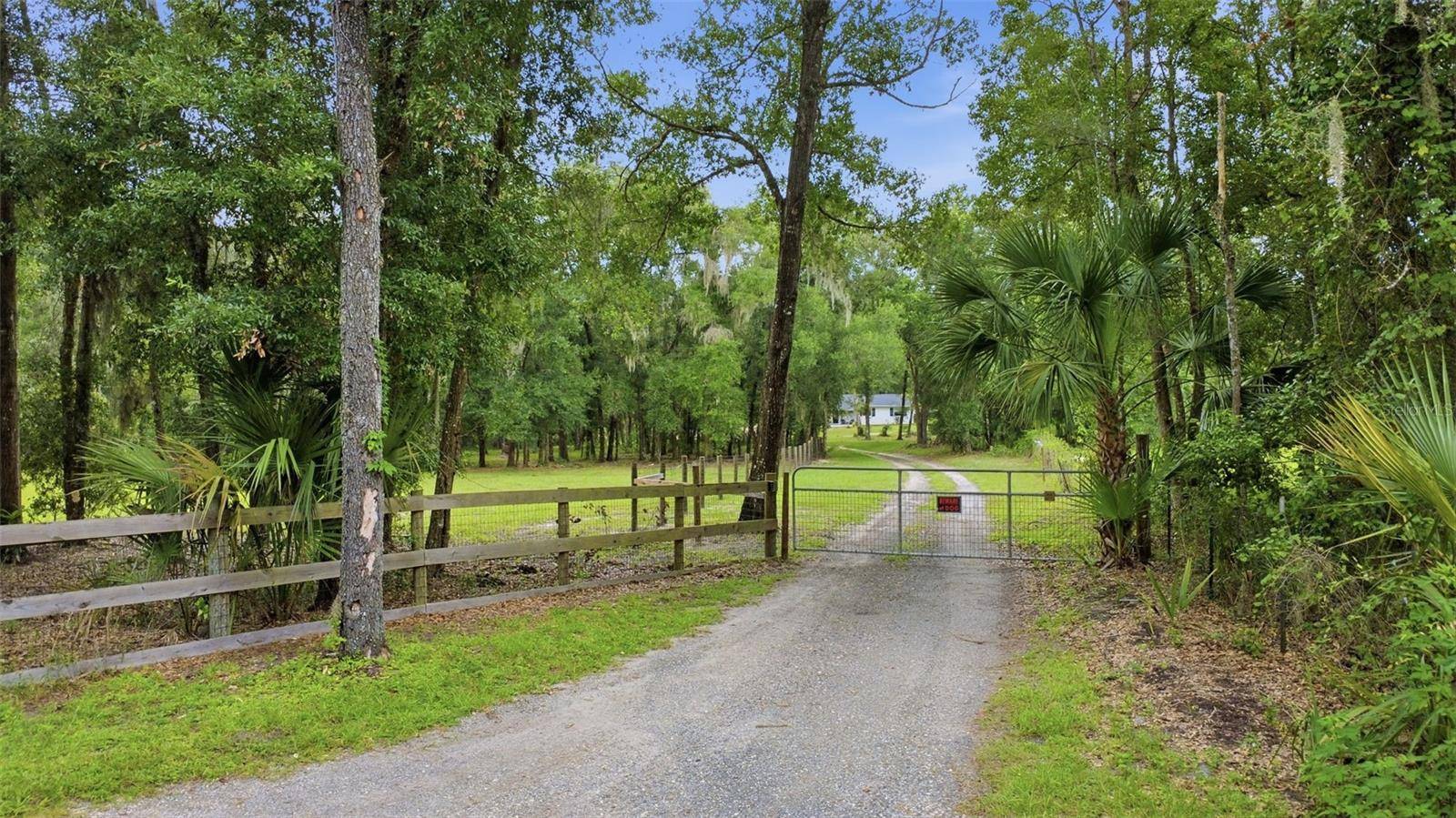 1095 S RIDGEWOOD AVE, Deland, FL 32720