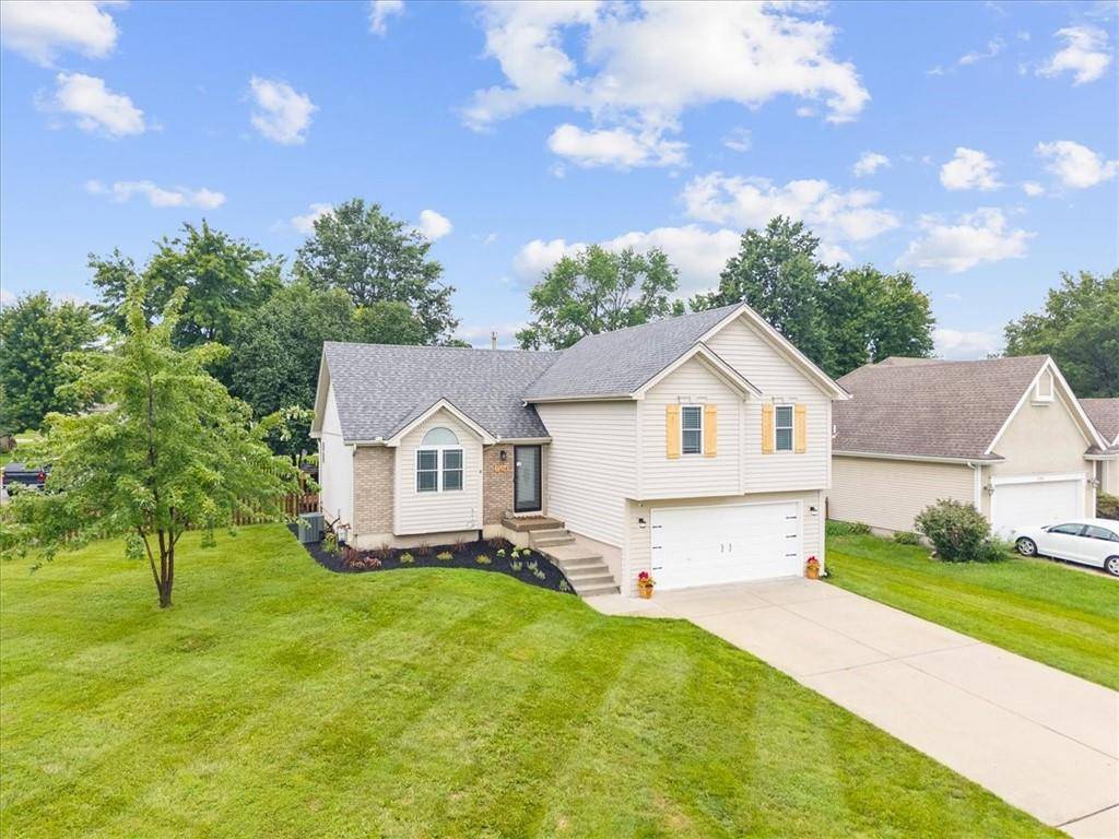 1104 Regency DR, Kearney, MO 64060