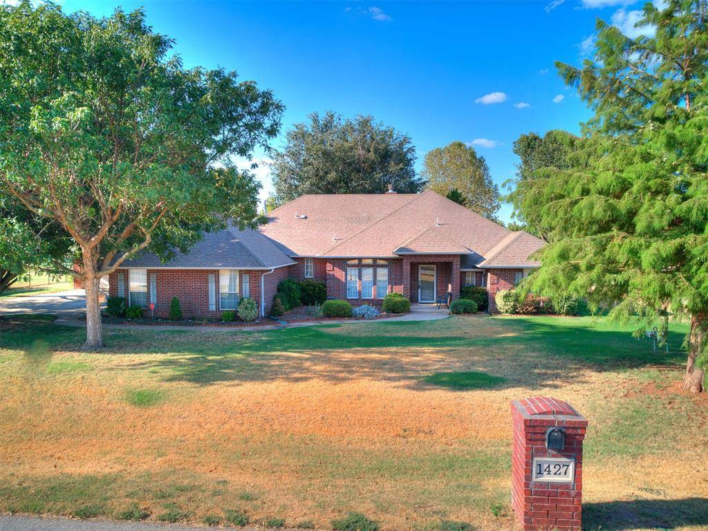 1427 grand view WAY, Mustang, OK 73064