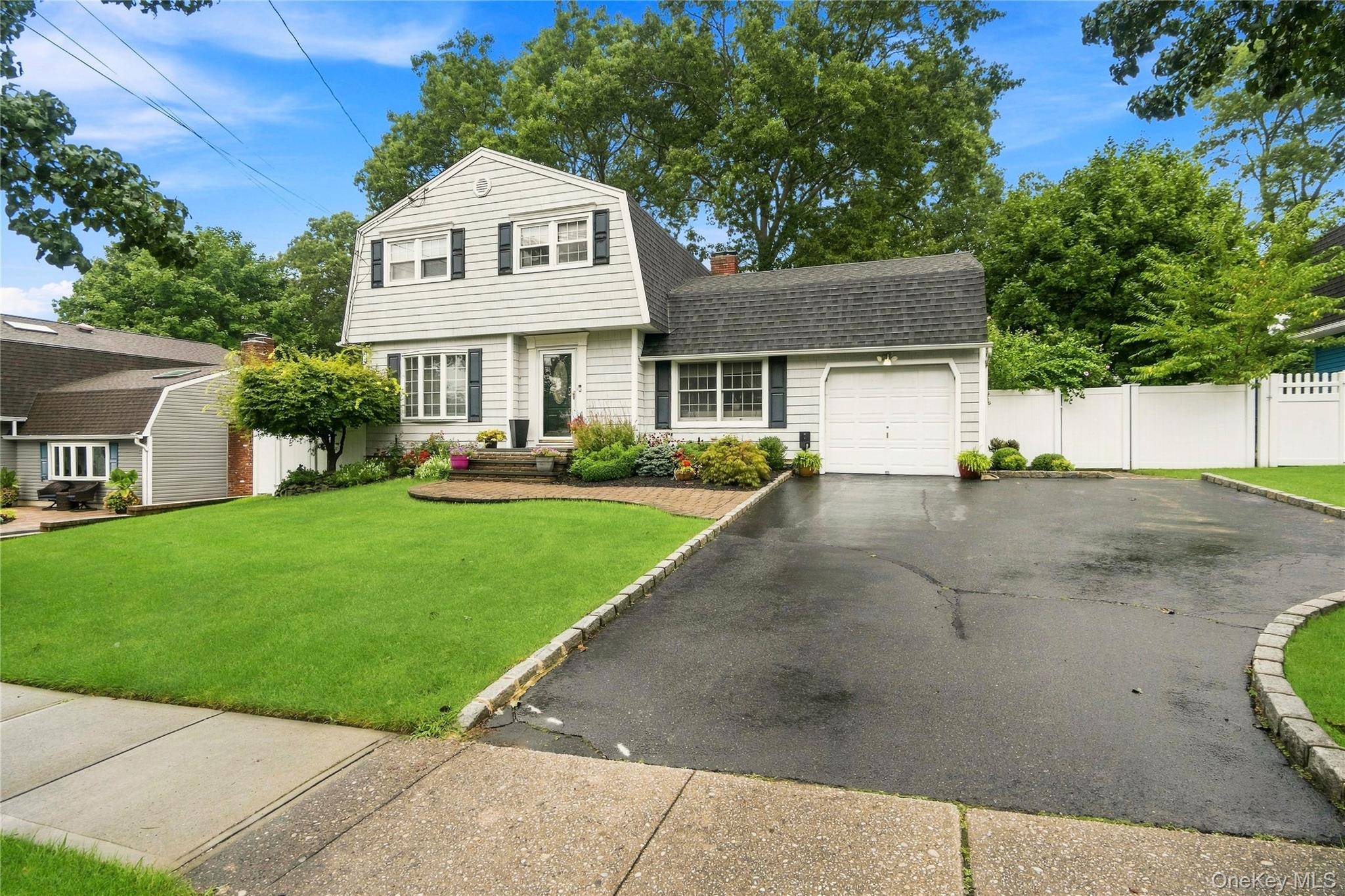 29 Hy PL, Lake Grove, NY 11755