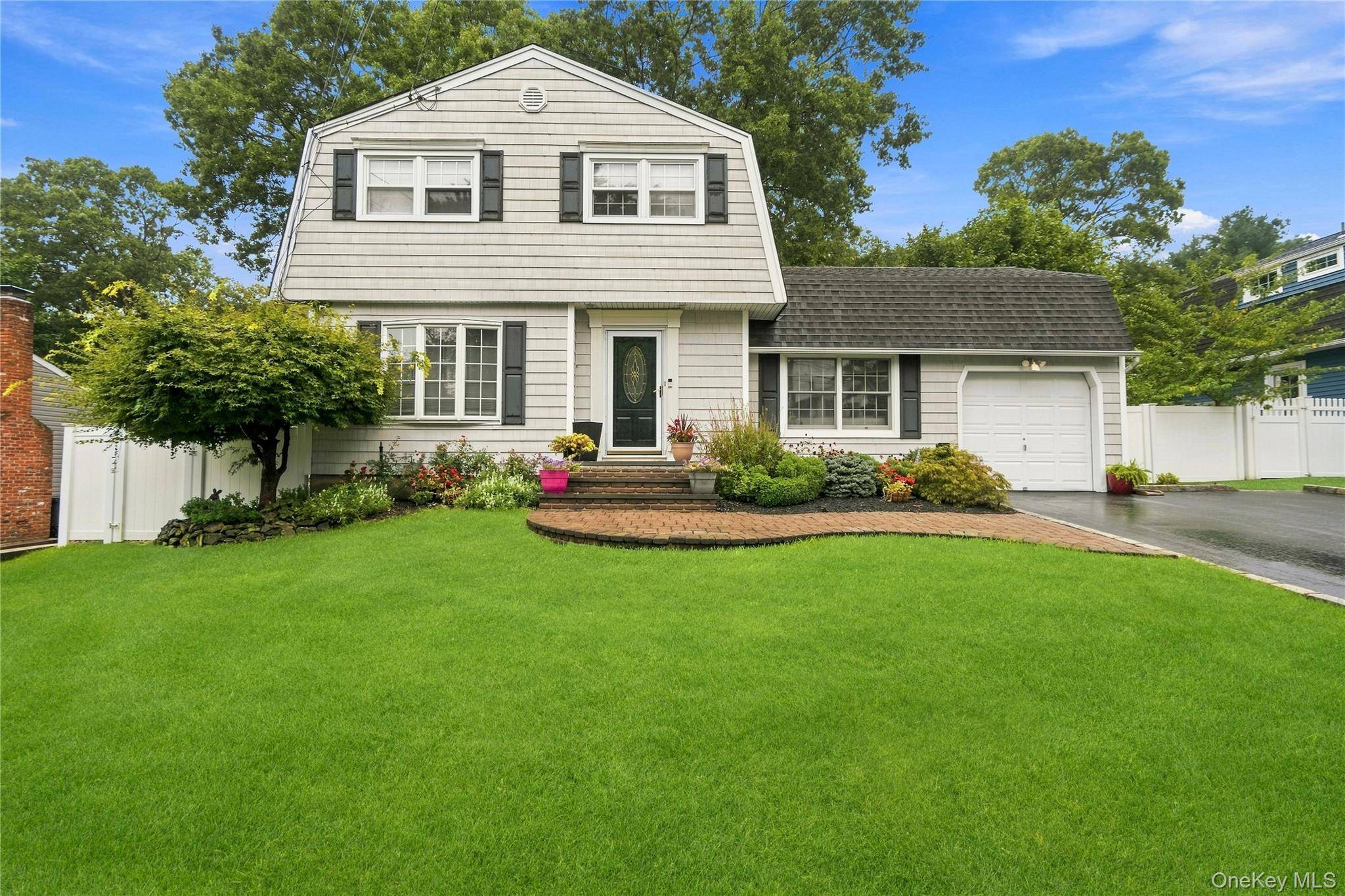 29 Hy PL, Lake Grove, NY 11755