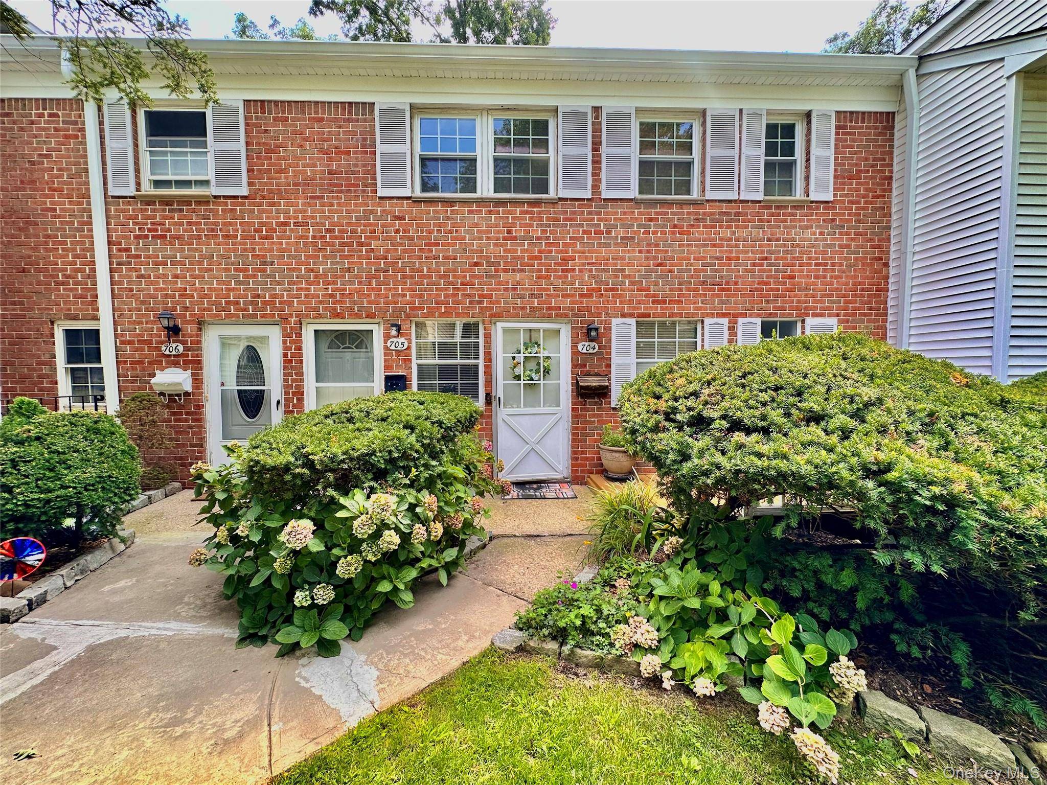 704 Towne House VLG #704, Hauppauge, NY 11749