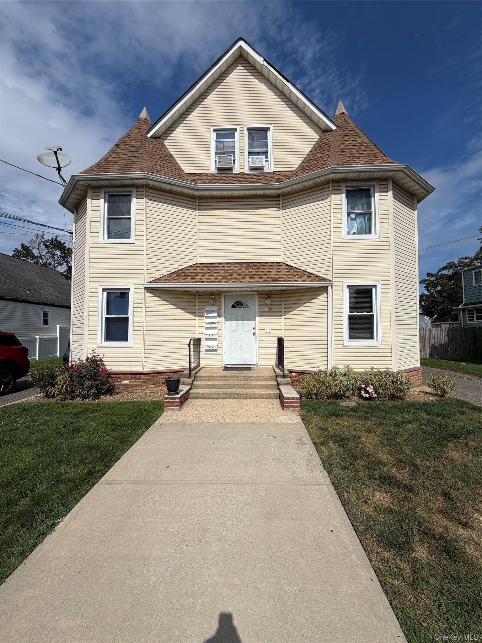 10 Fiske PL, Uniondale, NY 11553