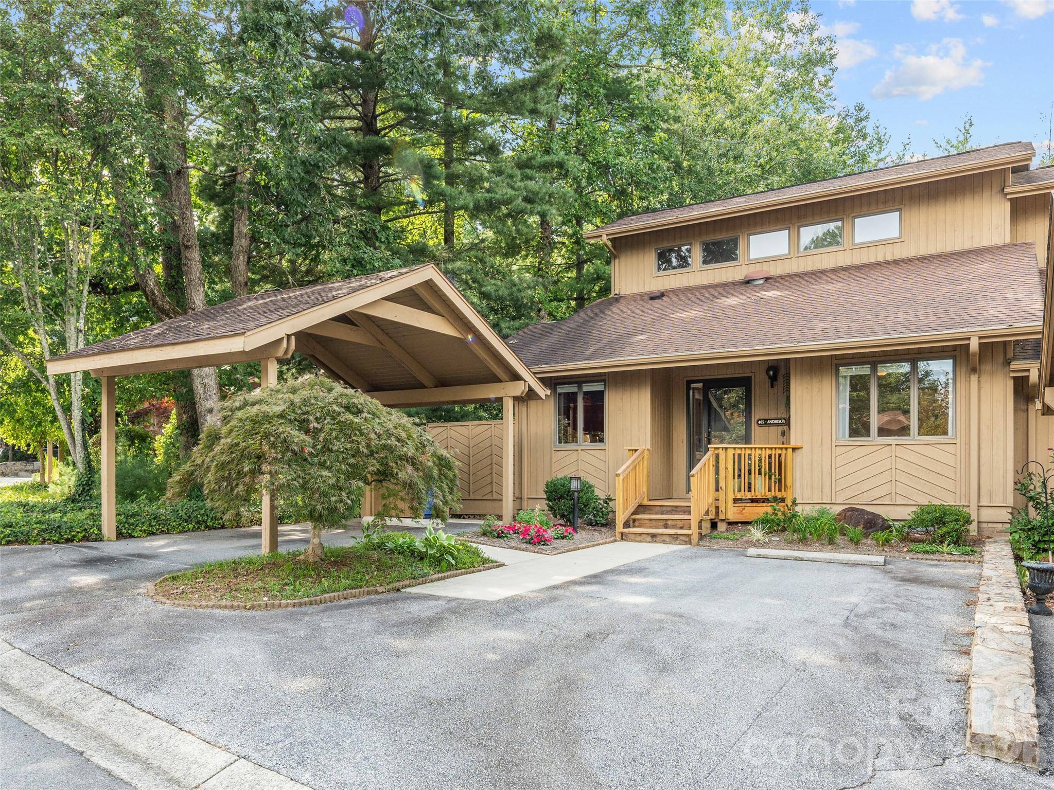 405 Red Oak DR, Hendersonville, NC 28791