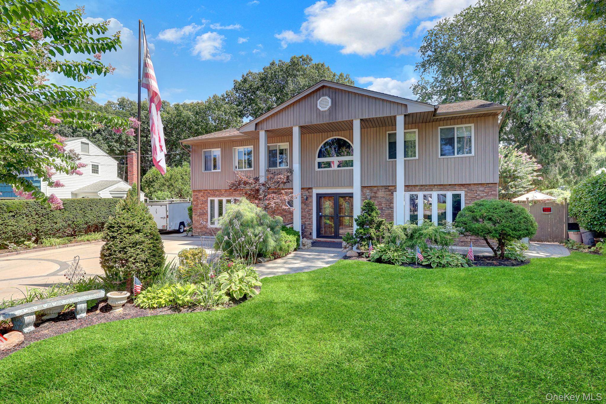 15 Denise LN, Hauppauge, NY 11788