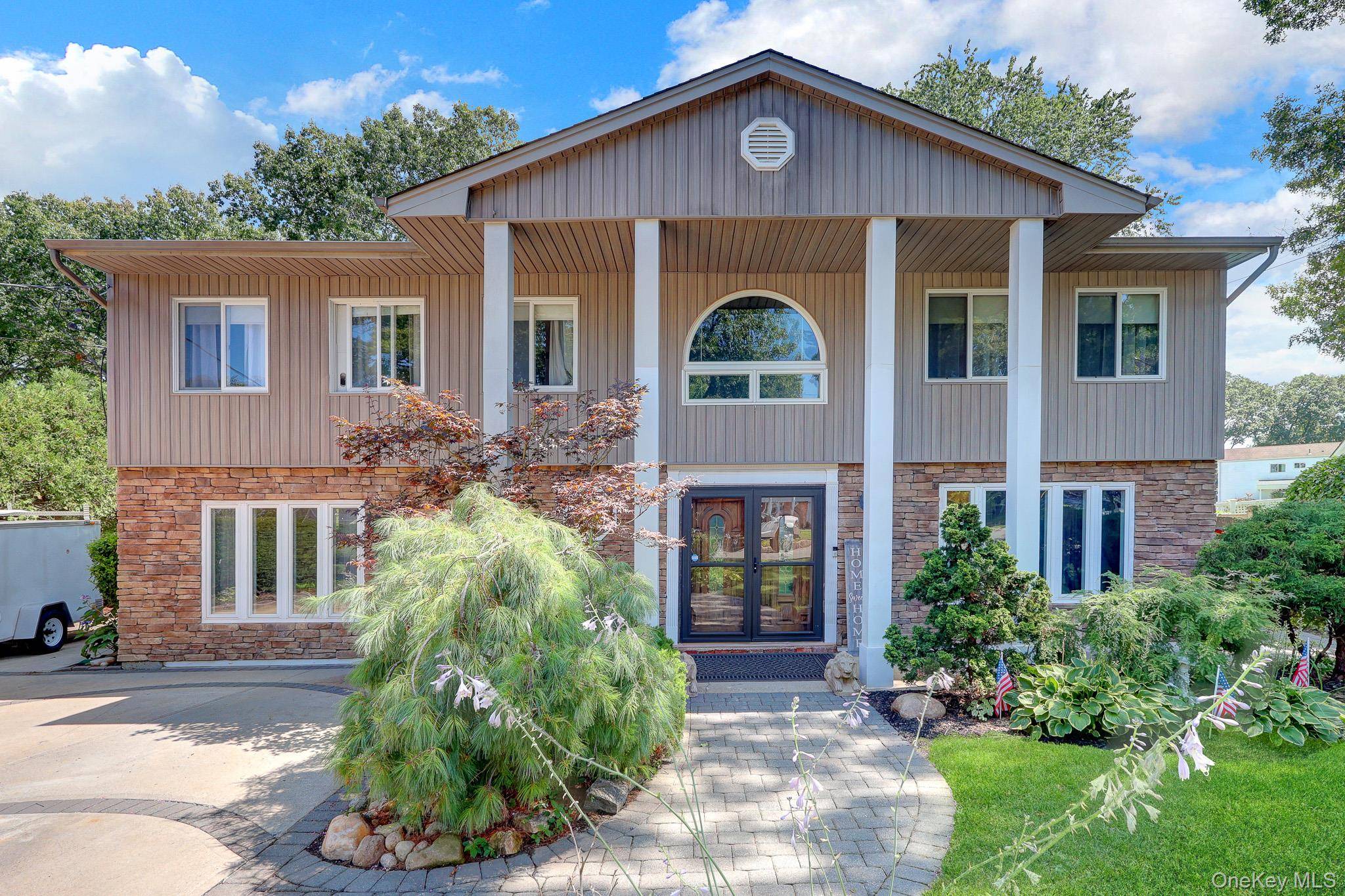 15 Denise LN, Hauppauge, NY 11788