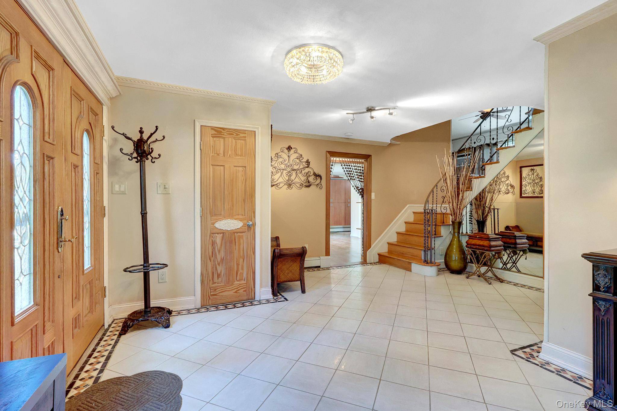 15 Denise LN, Hauppauge, NY 11788