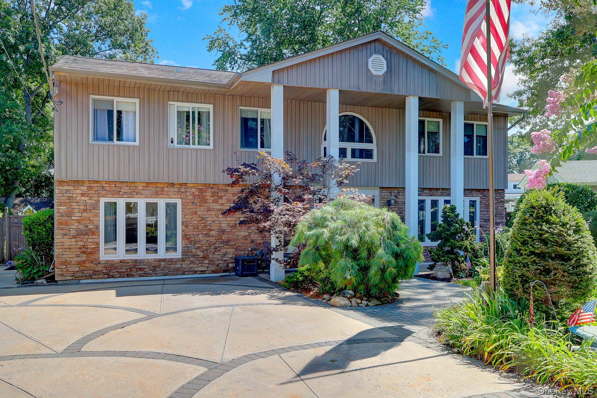 15 Denise LN, Hauppauge, NY 11788