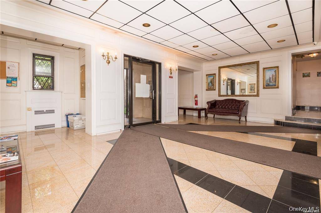 7 Bond ST #3B, Great Neck, NY 11021