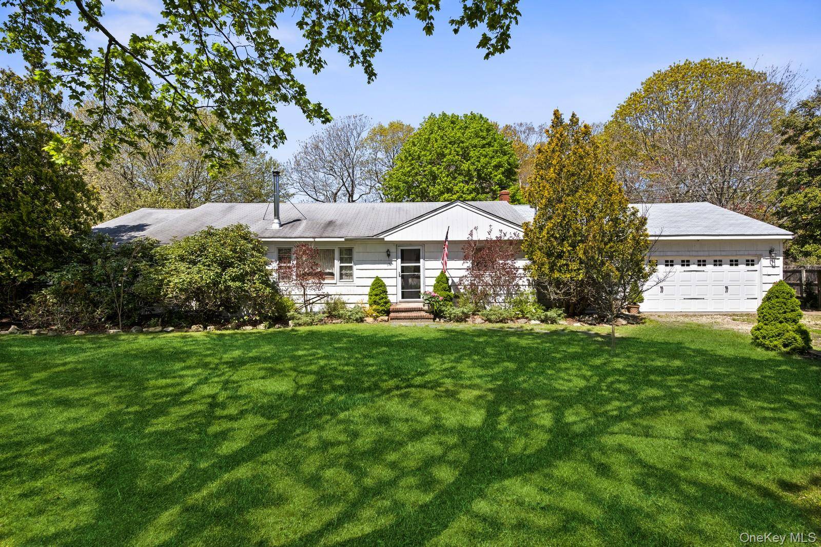 13 Booker LN, Westhampton, NY 11977