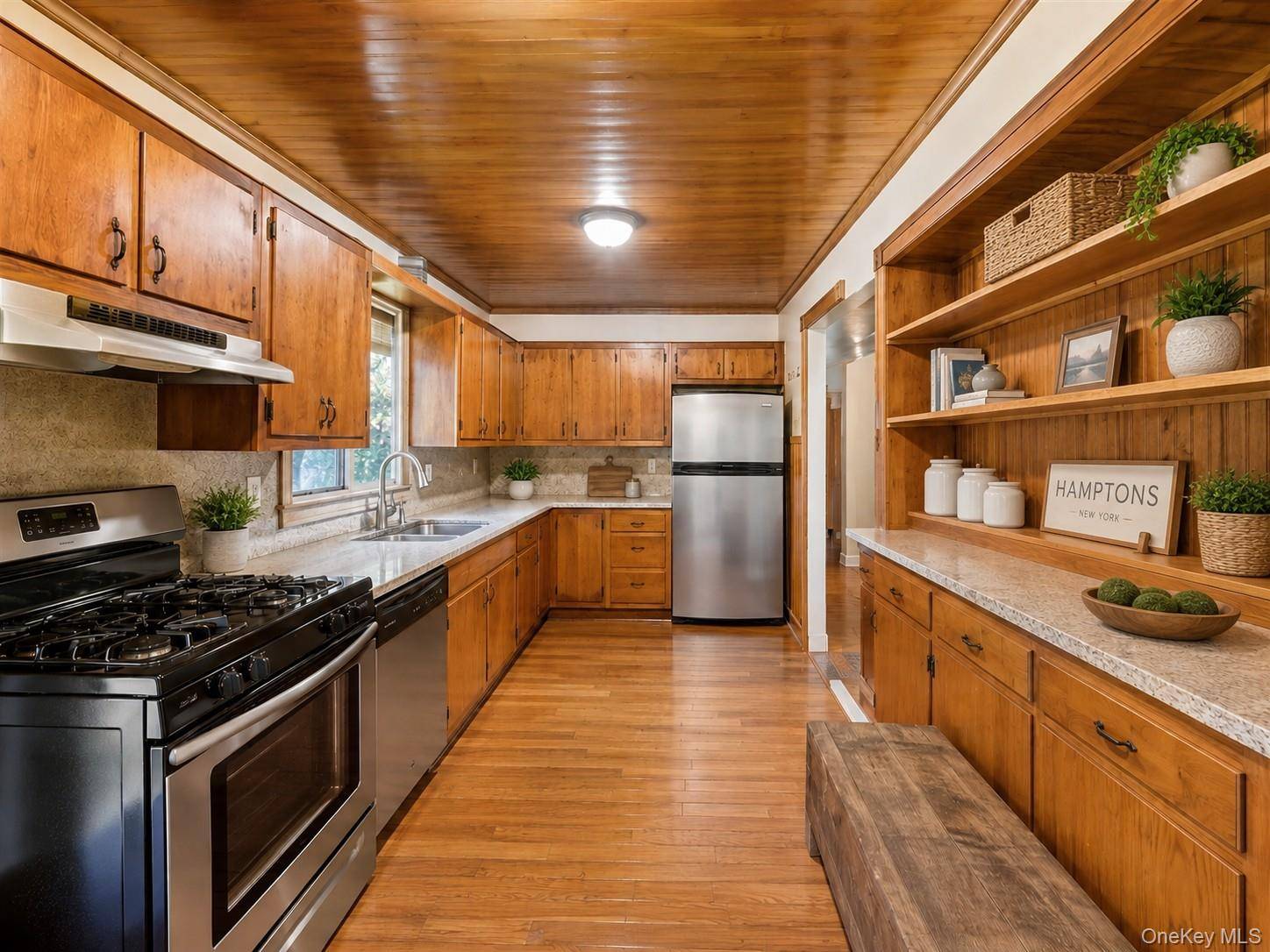 13 Booker LN, Westhampton, NY 11977