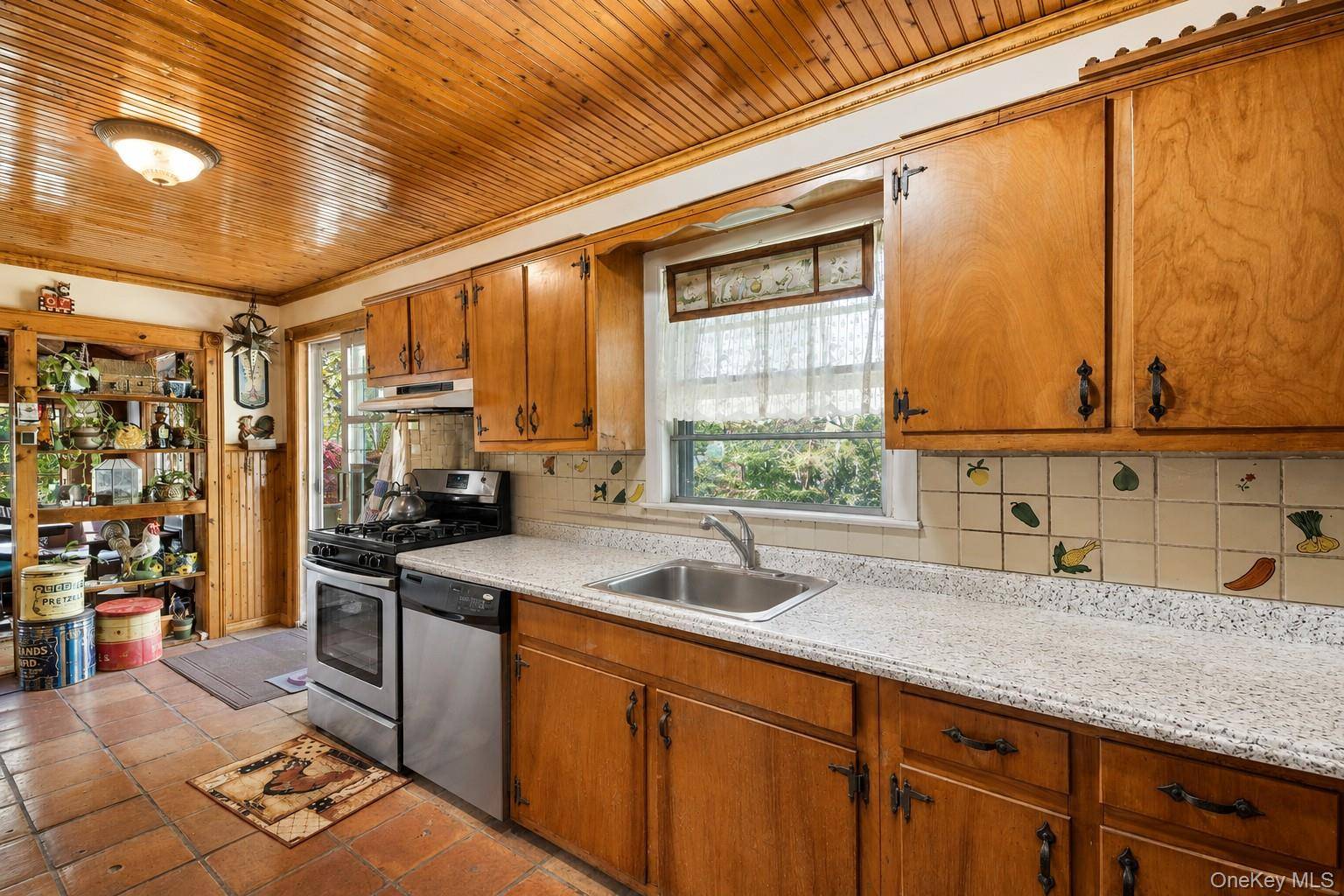 13 Booker LN, Westhampton, NY 11977