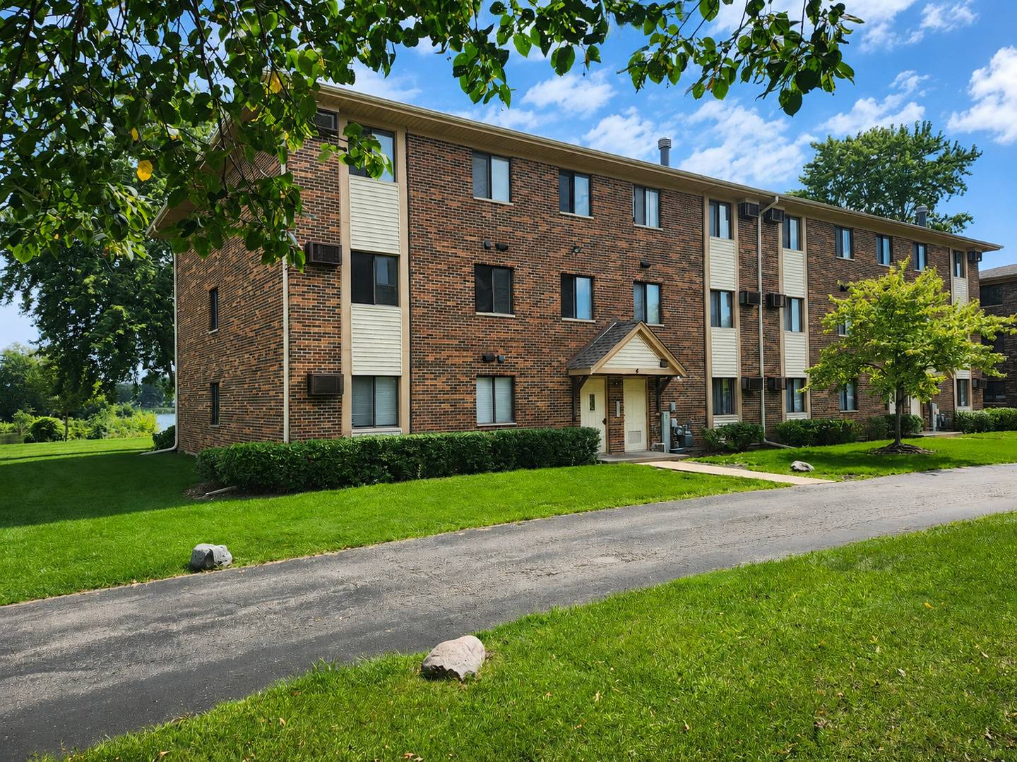 4 Parkside CT #3, Vernon Hills, IL 60061