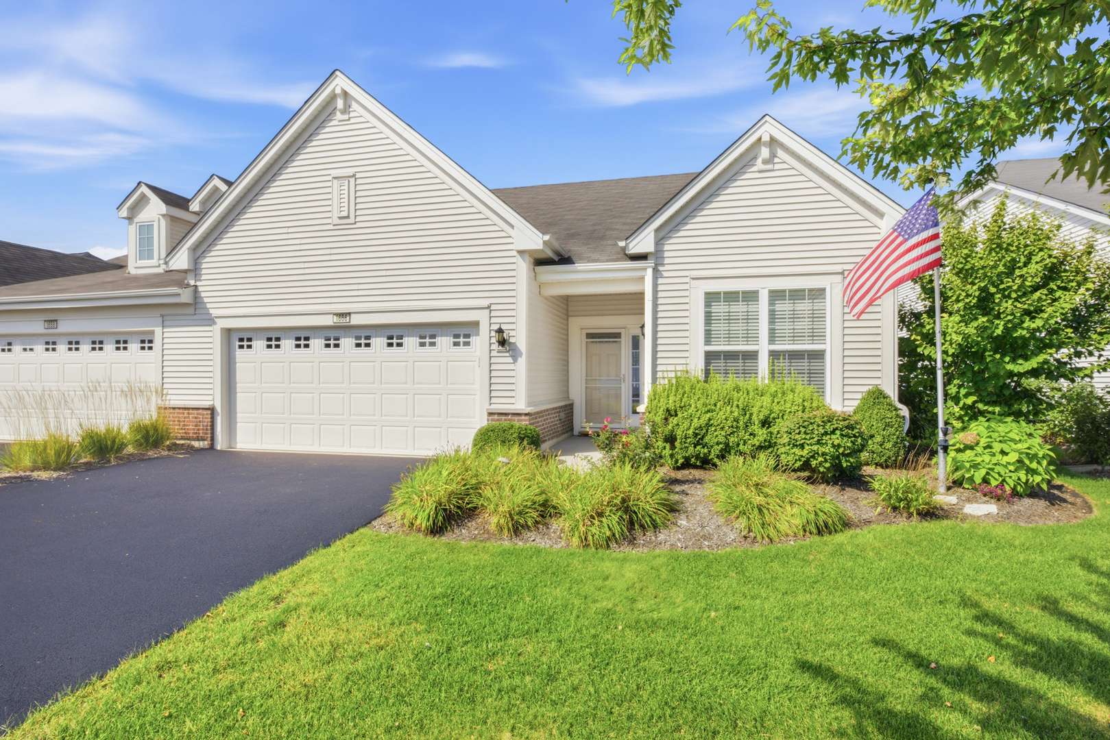 1666 Francis DR, Pingree Grove, IL 60140
