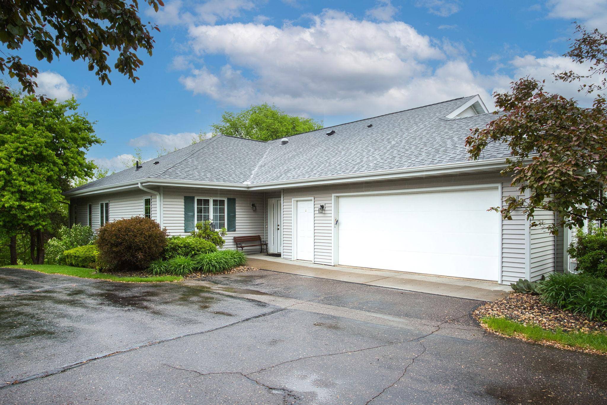 2645 Golf View DR, River Falls, WI 54022