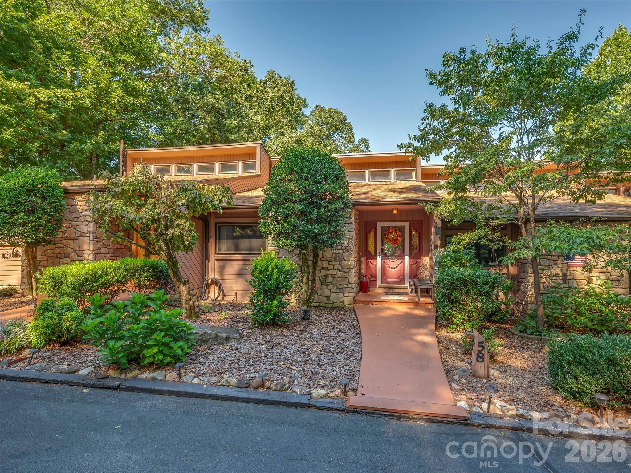 58 Timbertop LN, Etowah, NC 28729