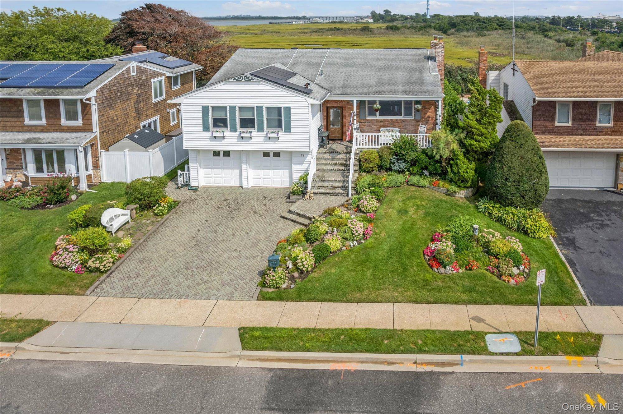 24 Donna LN, Lido Beach, NY 11561