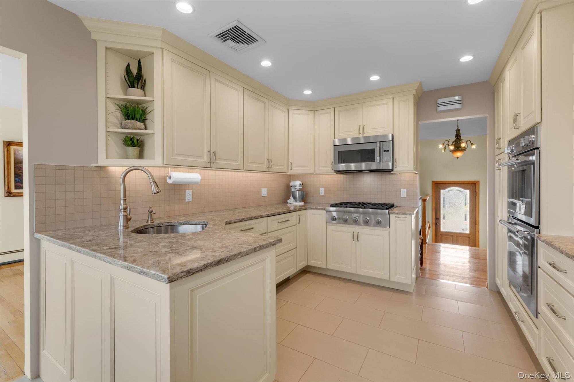 24 Donna LN, Lido Beach, NY 11561