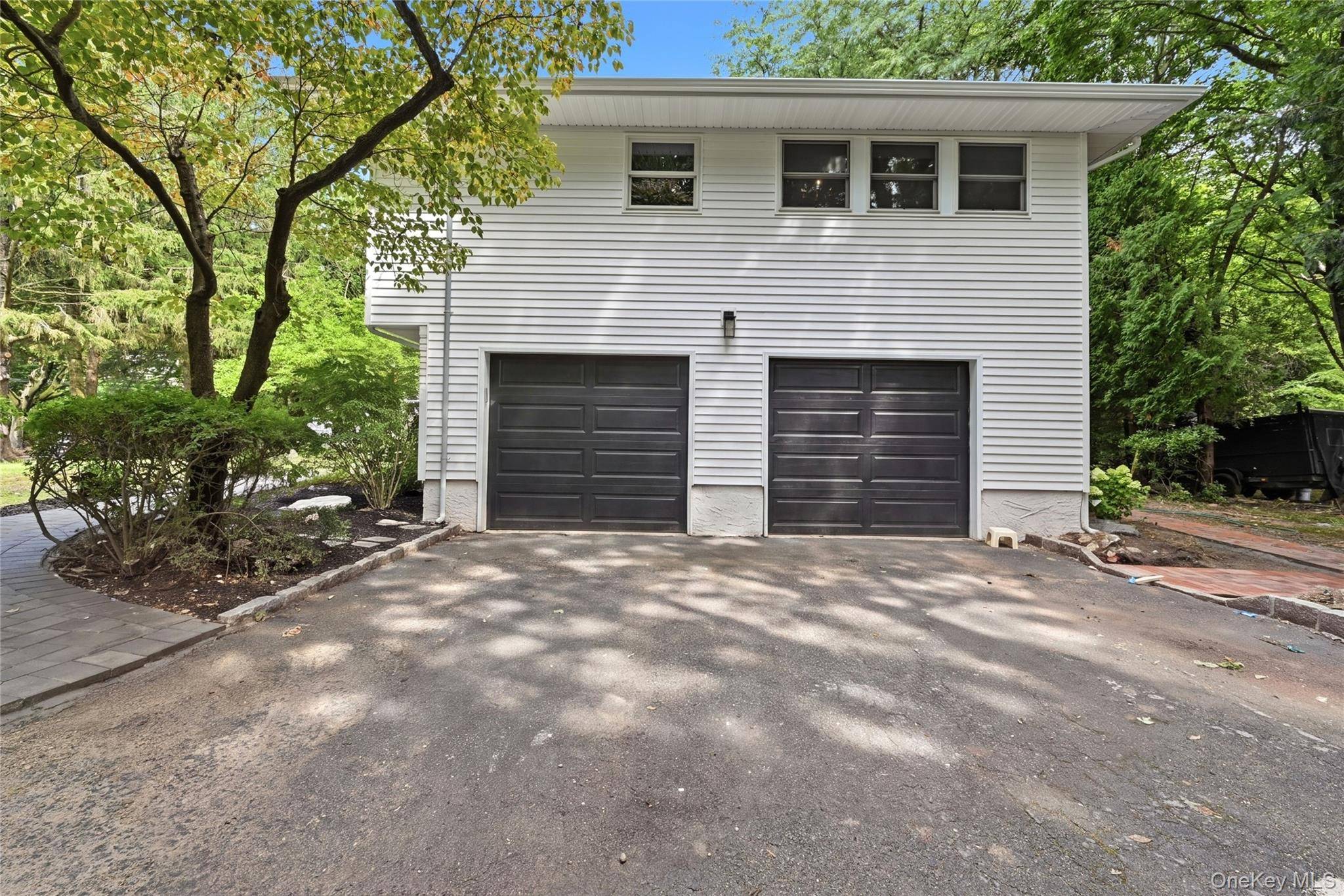 10 Moonedge RD, Northport, NY 11768