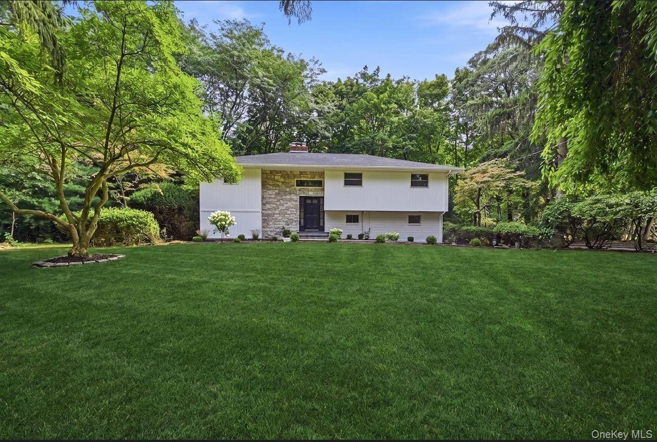 10 Moonedge RD, Northport, NY 11768