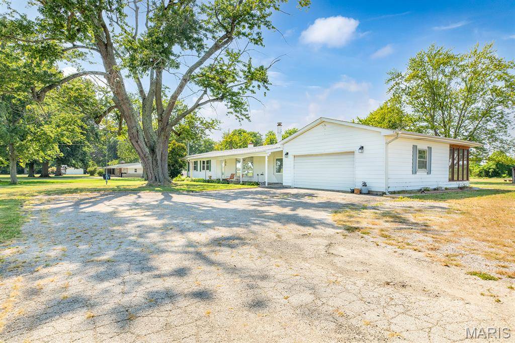 8204 Montclaire AVE, Brighton, IL 62012