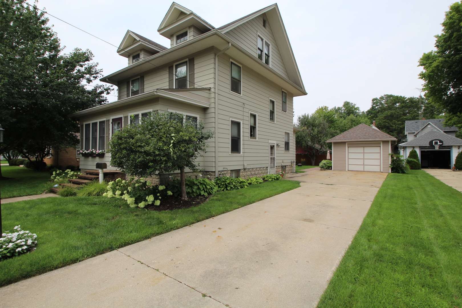 410 E HURLBUT, Belvidere, IL 61008