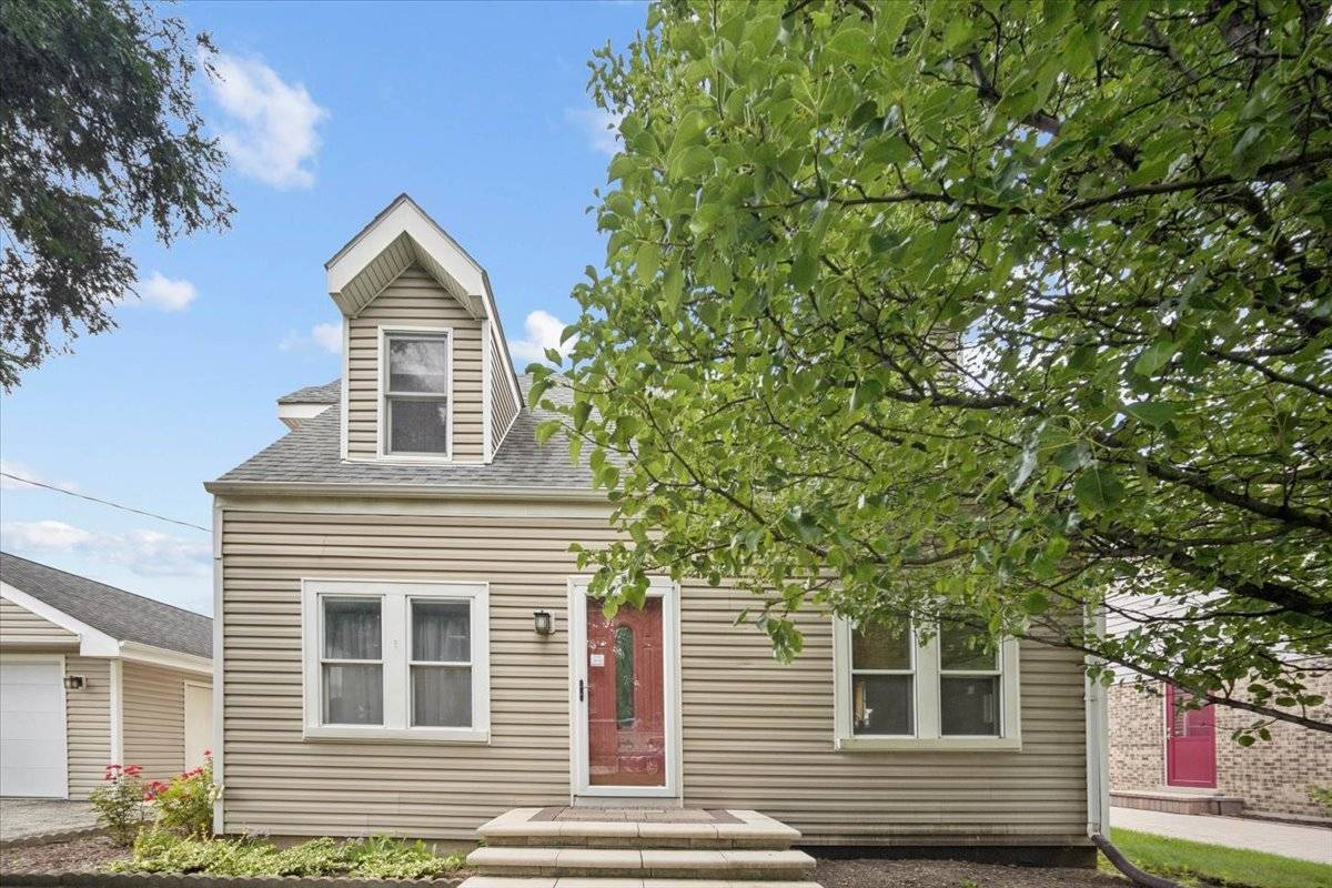 2158 Elmira AVE, Des Plaines, IL 60018