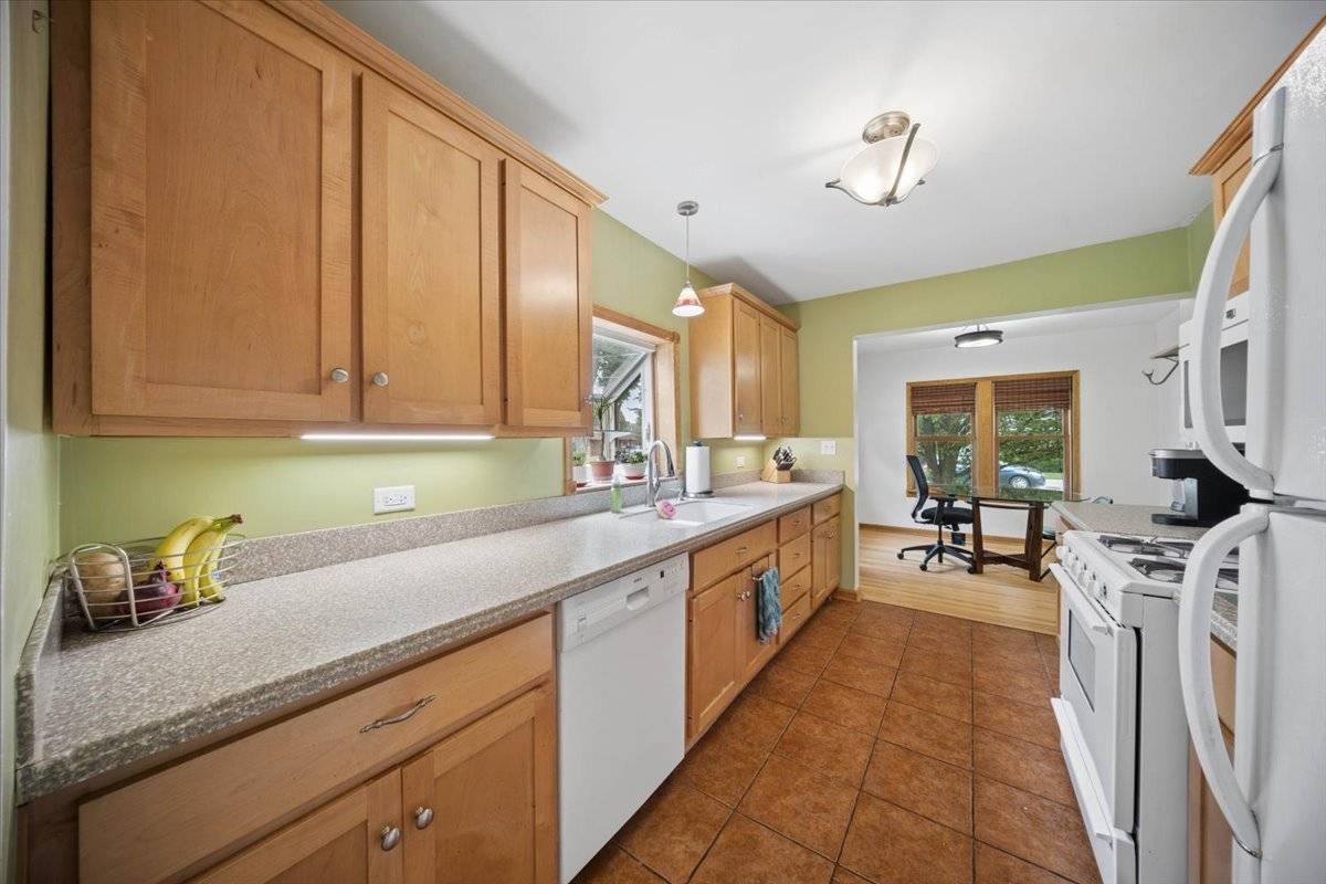 2158 Elmira AVE, Des Plaines, IL 60018