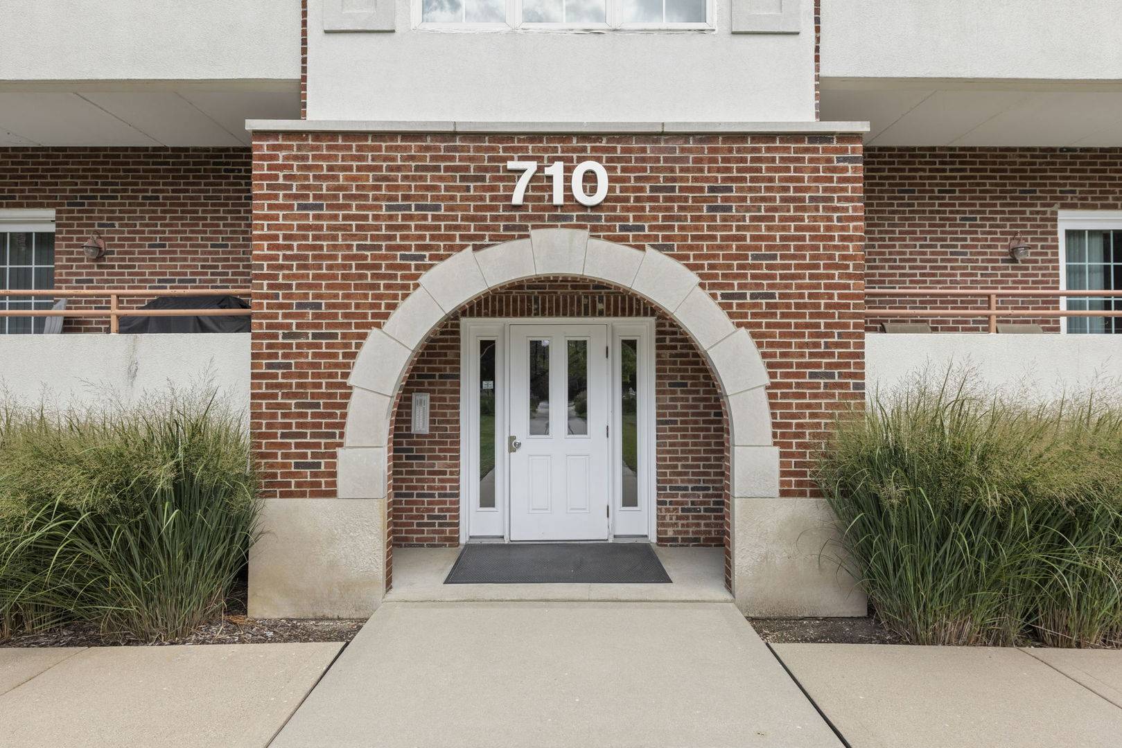710 W 63rd ST #203, Westmont, IL 60559