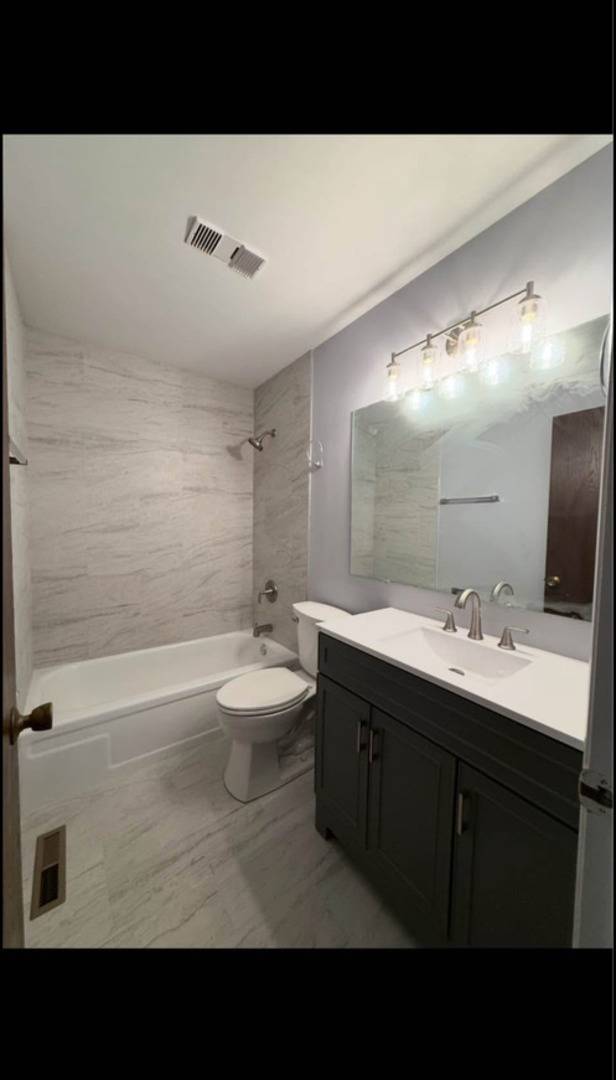 133 E Winchester RD #D, Libertyville, IL 60048