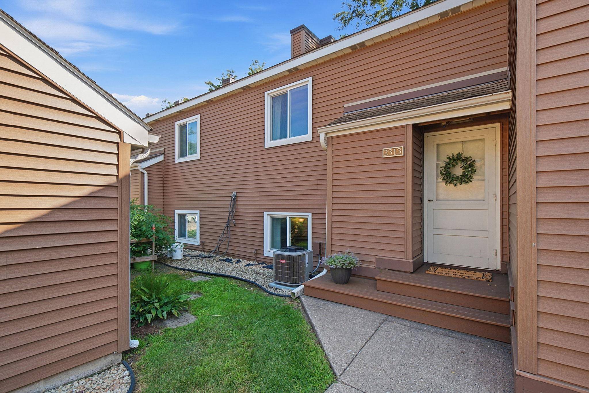 2313 Territorial RD, Saint Paul, MN 55114