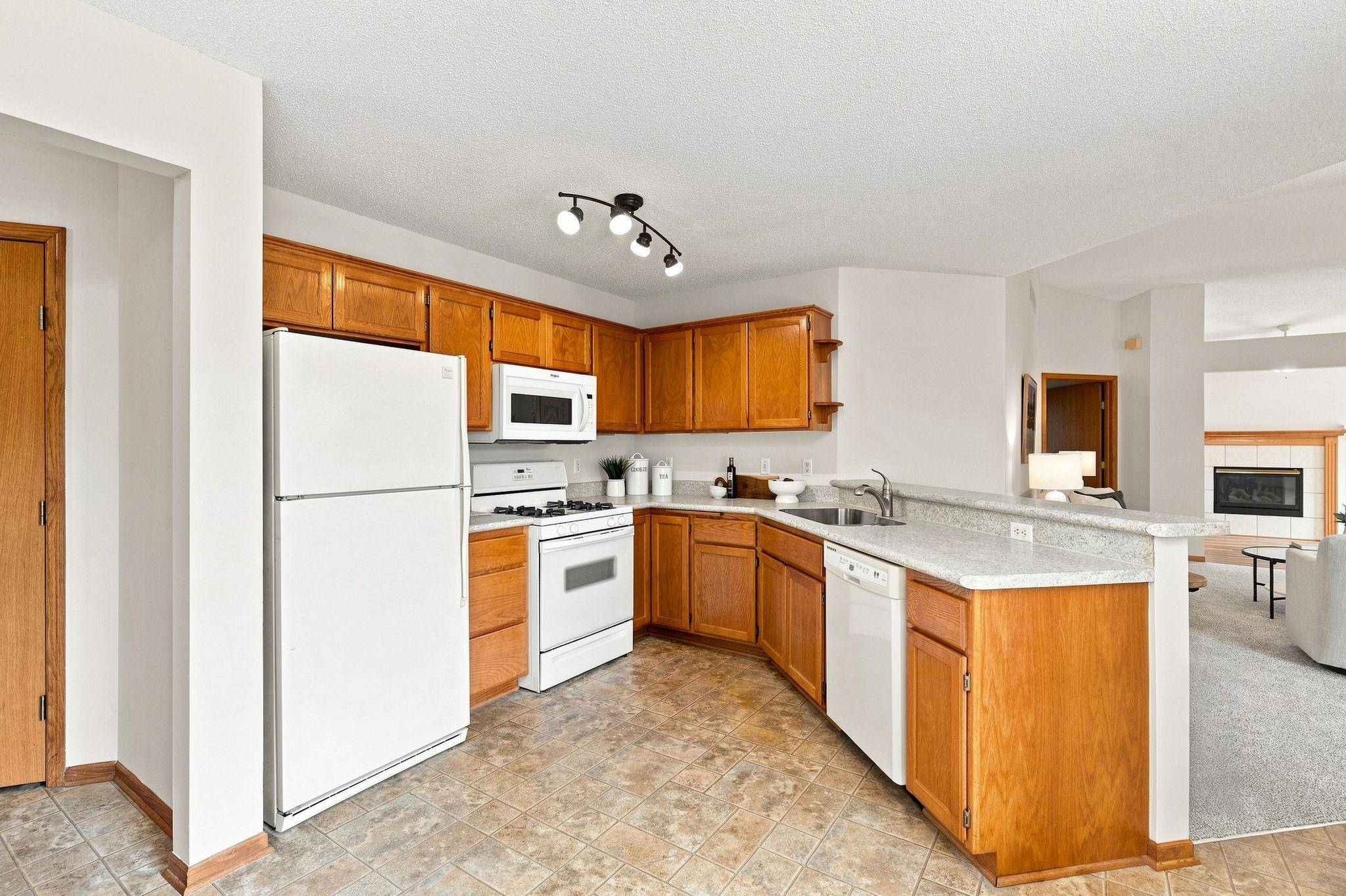 8521 Telford LN, Brooklyn Park, MN 55443
