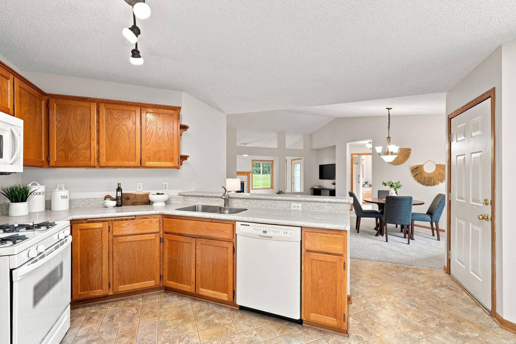 8521 Telford LN, Brooklyn Park, MN 55443