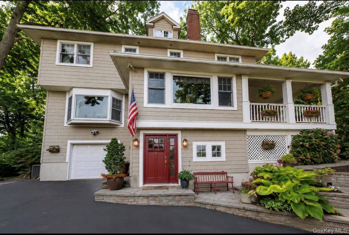 5 Harborview LN, Huntington, NY 11743