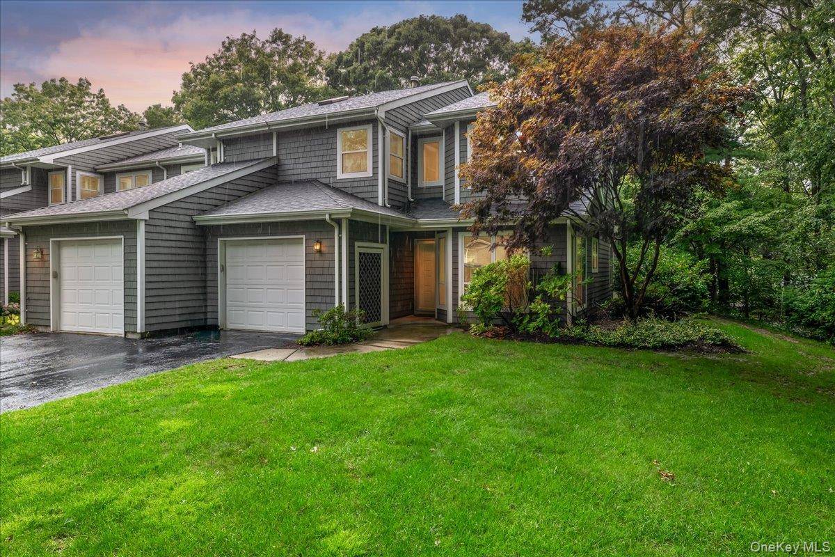 38 Larkspur LN, Commack, NY 11725