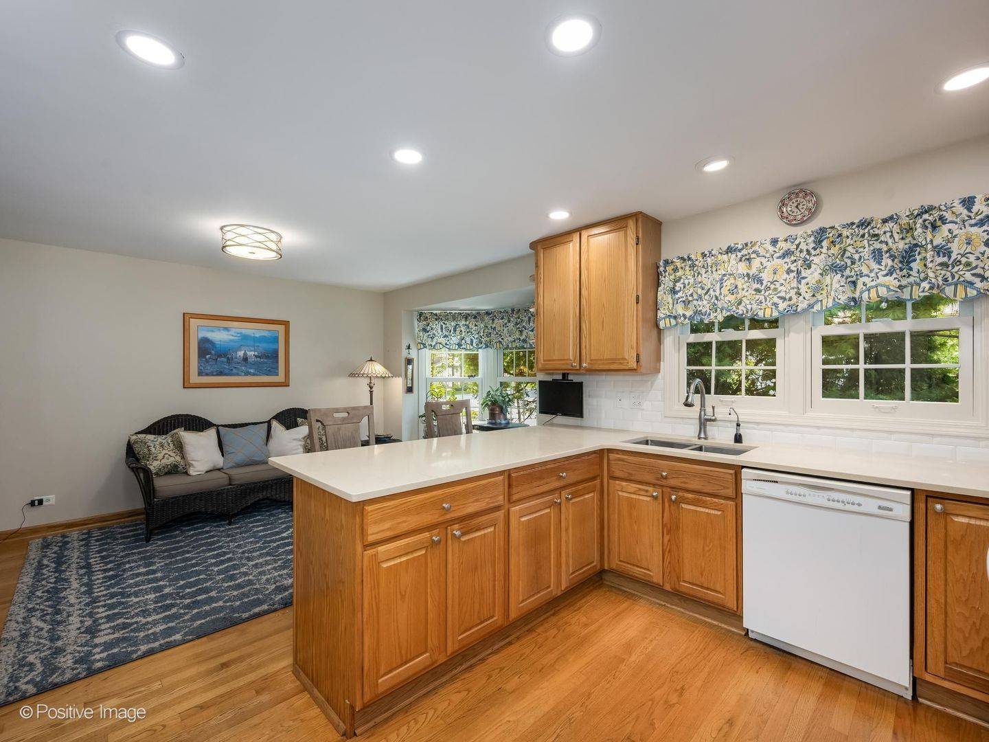 1049 Wheaton Oaks DR, Wheaton, IL 60187