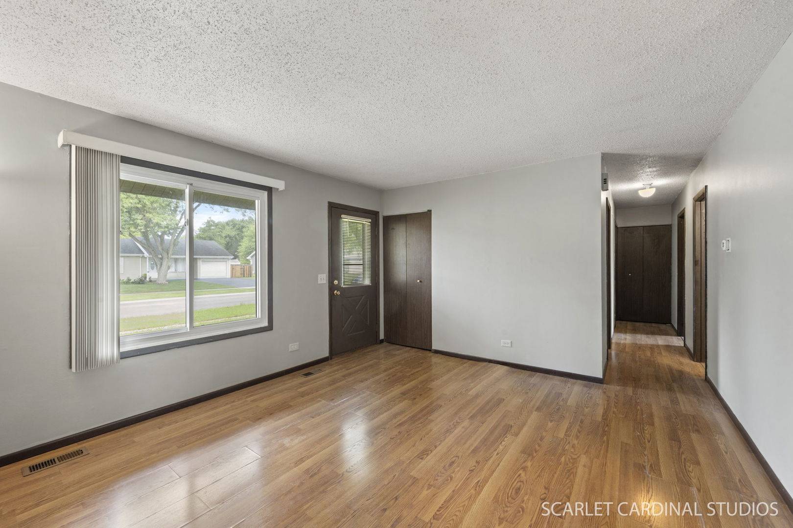 2S211 Sanchez DR, Warrenville, IL 60555